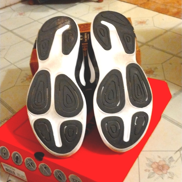 Nike Revolution 4 Running Shoes Size:13-M-mens Black-Grey-White - Picture 6 of 8
